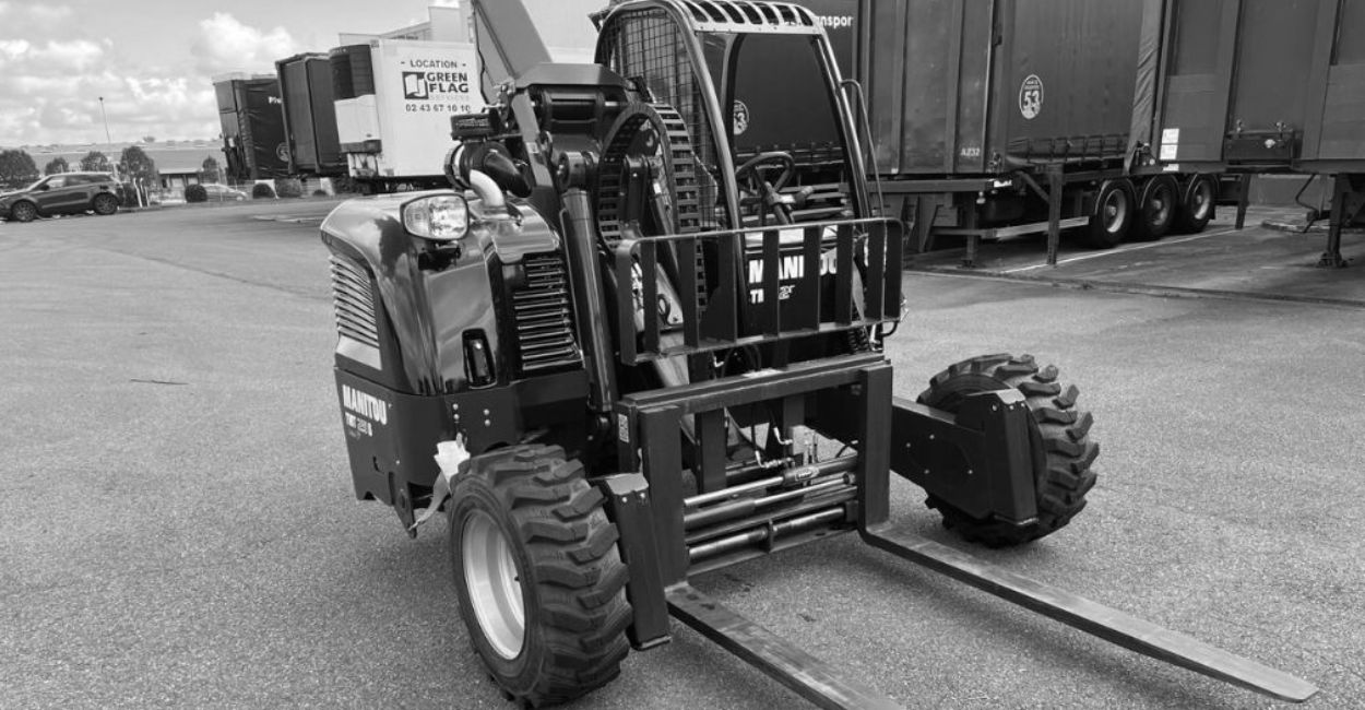 Location de chariot élévateur embarqué Manitou levage 2T500 chez Green Flag Services