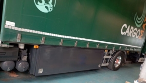 Après la réparation et la peinture du coffre d'une remorque d'un camion