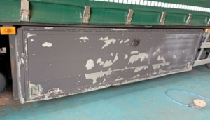 Avant la réparation et la peinture du coffre d'une remorque d'un camion