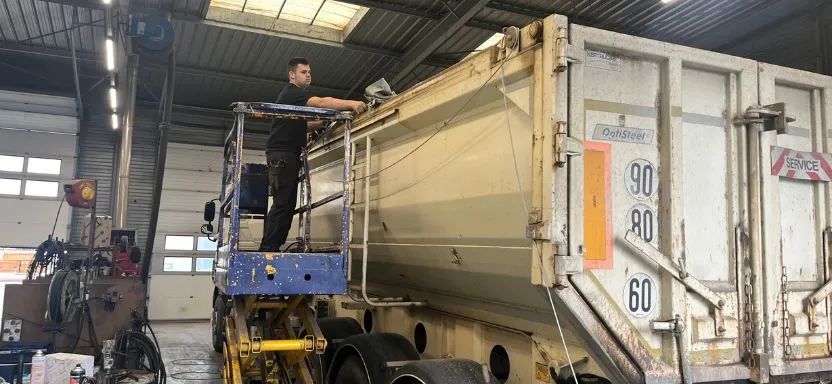 Remplacement câble anti-tempête et bâche d'un camion benne TP