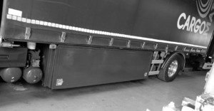 Réparation du coffre d'une remorque d'un camion