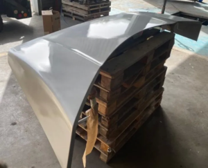 Réparation et peinture d'un défleucteur, casquette d'un camion