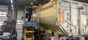 Remplacement câble anti-tempête et bâche d'un camion benne TP