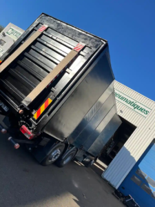 Camion MAN TGS noir remis à neuf par Green Flag Services, préparation carrosserie et application peinture noire industrielle de qualité