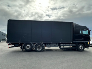 Camion porteur noir MAN TGS en rénovation complète avec sablage et peinture professionnelle haute brillance réalisé par Green Flag Services