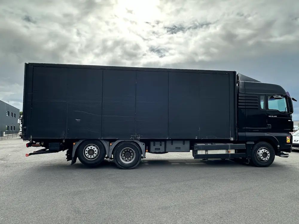 Camion porteur noir MAN TGS en rénovation complète avec sablage et peinture professionnelle haute brillance réalisé par Green Flag Services