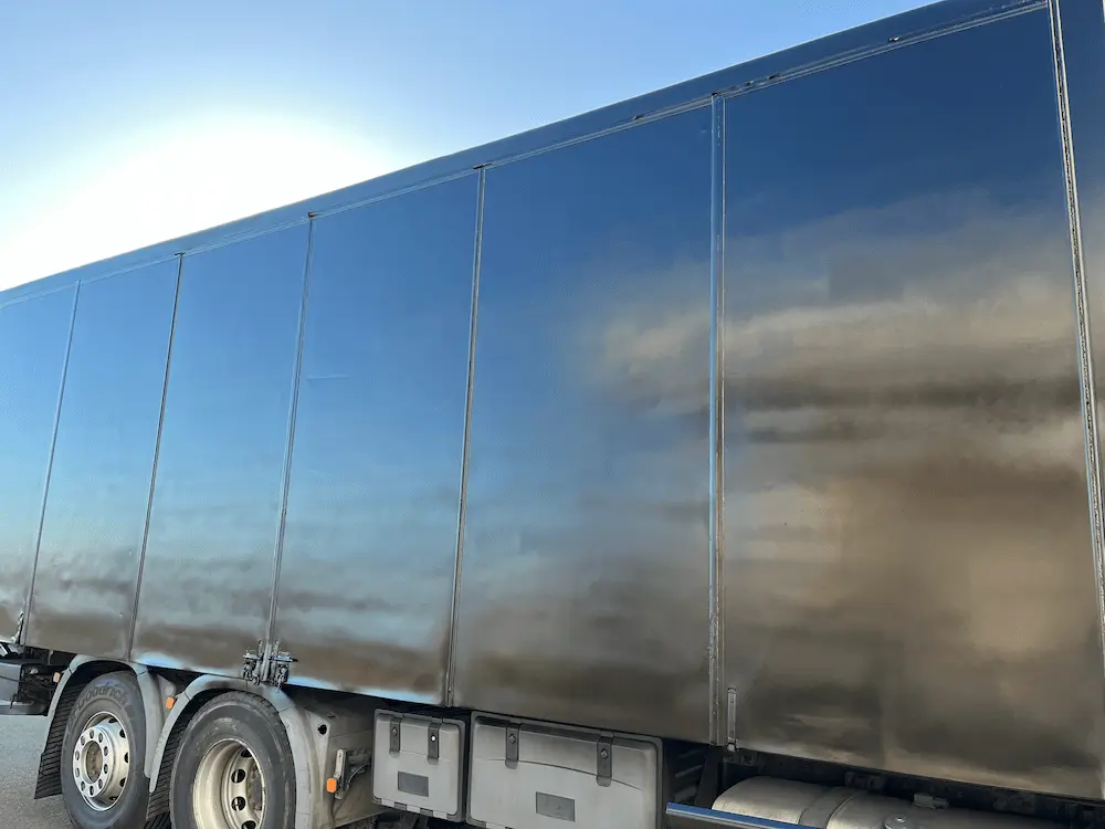 Camion MAN TGS noir remis à neuf par Green Flag Services, préparation carrosserie et application peinture noire industrielle de qualité